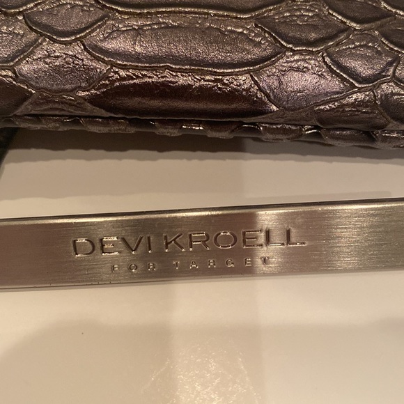 metallic clutch. Light weight just right for cellphone + lipstick - Picture 3 of 5